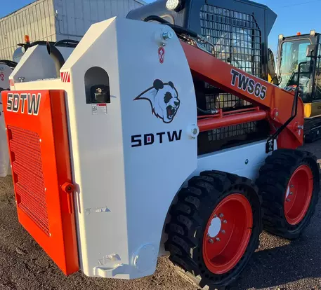 SDTW TWS 65 вид сзади на логотип моторного отсека