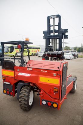 Мобильный вилочный погрузчик Moffett M9